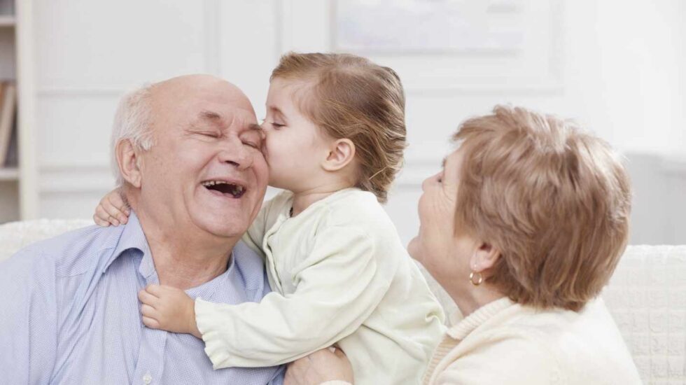 Abuelos con un niño pequeño.