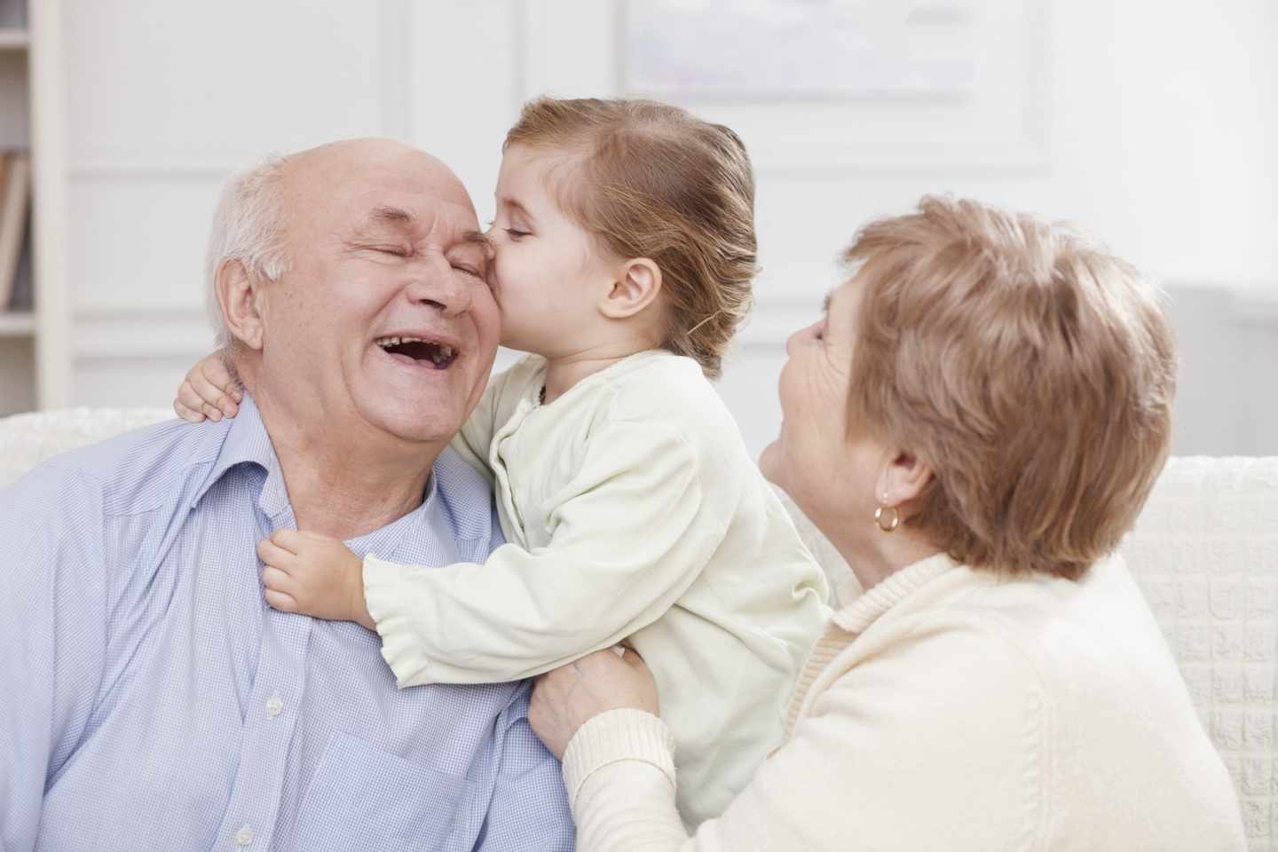 Abuelos con un niño pequeño.