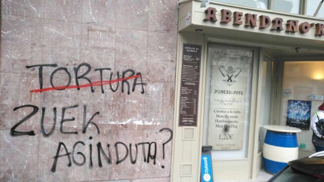 Una de las sedes del PNV atacadas en Vitoria con la pintada en euskera "Tortura, ¿ordenada por vosotros?".