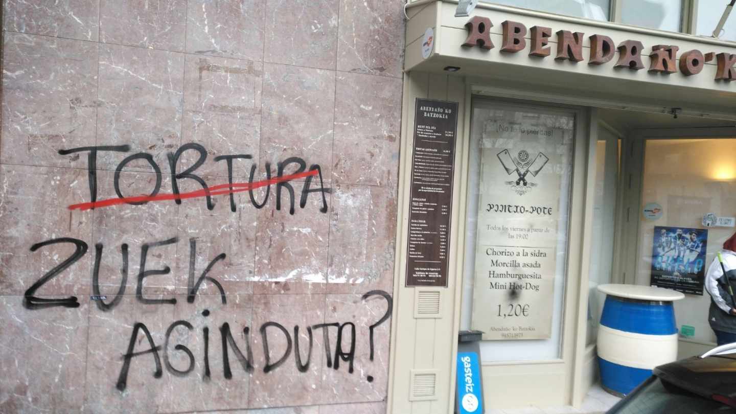 Una de las sedes del PNV atacadas en Vitoria con la pintada en euskera "Tortura, ¿ordenada por vosotros?".