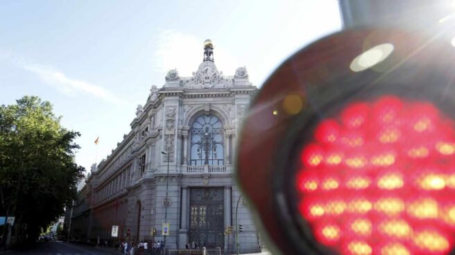 El Banco de España cree que la caída de los ingresos condena a los bancos a fusionarse
