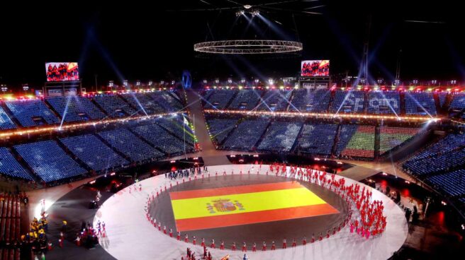 Bandera de España proyectada en el centro del escenario durante la ceremonia de inauguración de los Juegos Olímpicos de Invierno de PyeongChang 2018.