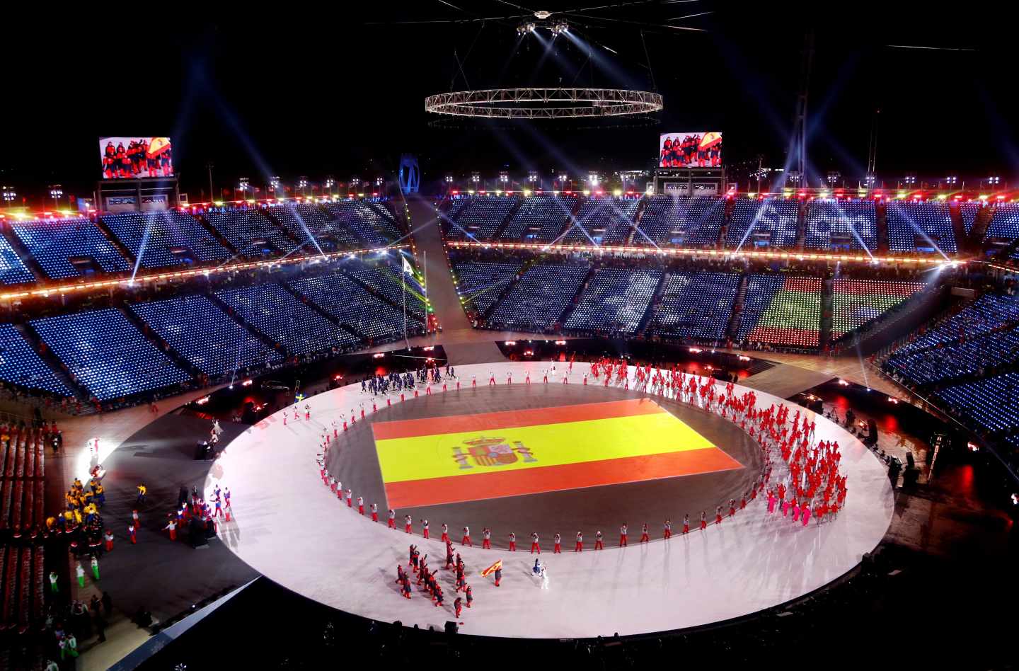 Bandera de España proyectada en el centro del escenario durante la ceremonia de inauguración de los Juegos Olímpicos de Invierno de PyeongChang 2018.