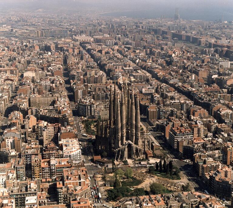 Reby convierte Barcelona en la primera ciudad europea con una plataforma que unifica el alquiler de vehículos compartidos
