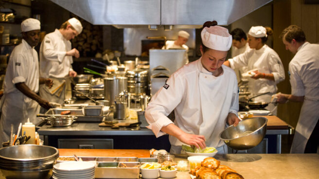 becarios Un grupo de becarios trabaja en las cocinas de un restaurante. El primer ‘censo’ de becarios en España: 1,4 millones, uno por cada 15 trabajadores, según un censo elaborado por CCOO.