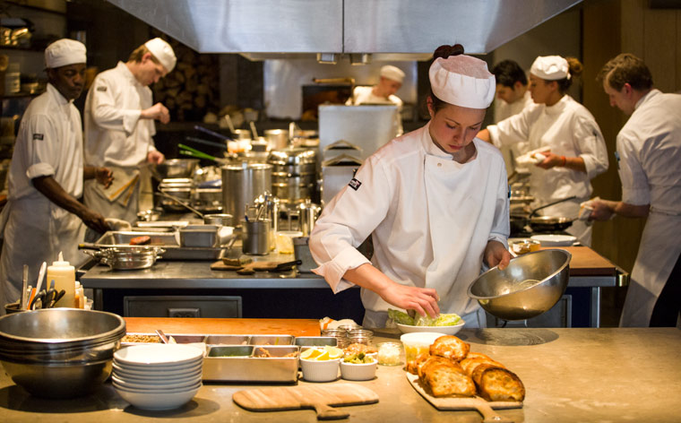 Un grupo de becarios trabaja en las cocinas de un restaurante. El primer ‘censo’ de becarios en España: 1,4 millones, uno por cada 15 trabajadores, según un censo elaborado por CCOO.