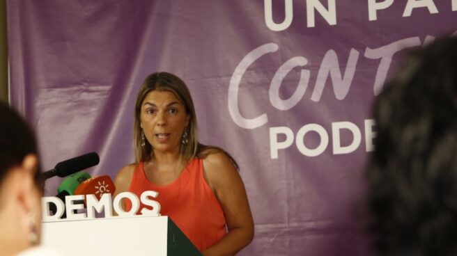 La ex secretaria general de Podemos Sevilla, Begoña Gutiérrez, en un mitin de partido.