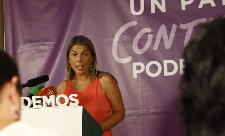 La ex secretaria general de Podemos Sevilla, Begoña Gutiérrez, en un mitin de partido.