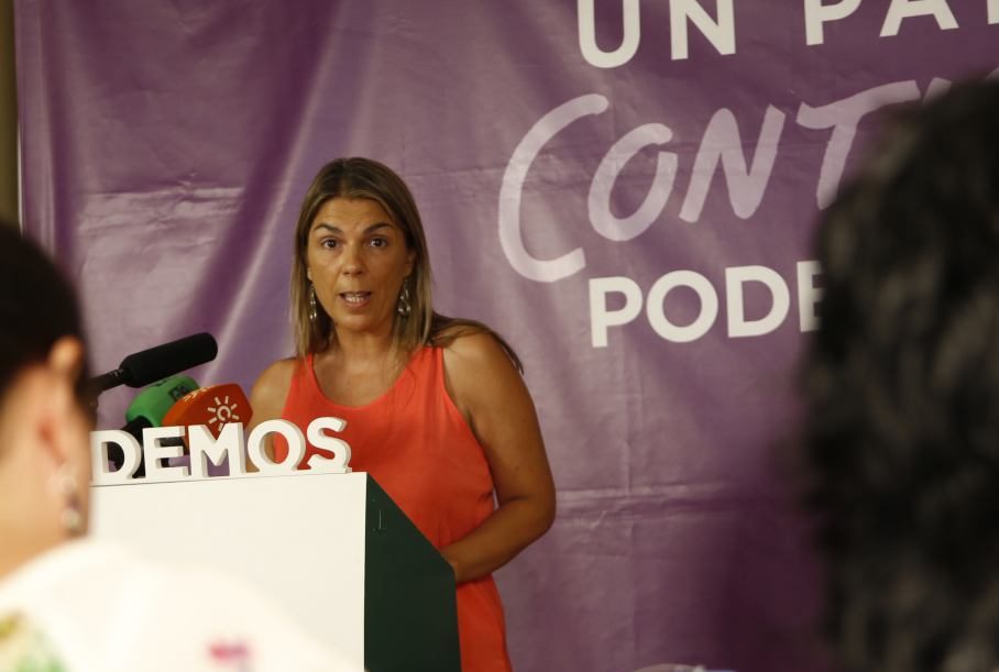 La ex secretaria general de Podemos Sevilla, Begoña Gutiérrez, en un mitin de partido.