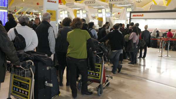 Colas de pasajeros en el aeropuerto de Barajas durante el caos aéreo de 2010 provocado por las protestas de los controladores. El sindicato de controladores aéreos USCA ha alcanzado un principio de acuerdo con la Fiscalía de Madrid por el que se compromete a desembolsar cerca de 15 millones de euros en concepto de indemnización a los pasajeros afectados por el caos aéreo de diciembre de 2010.