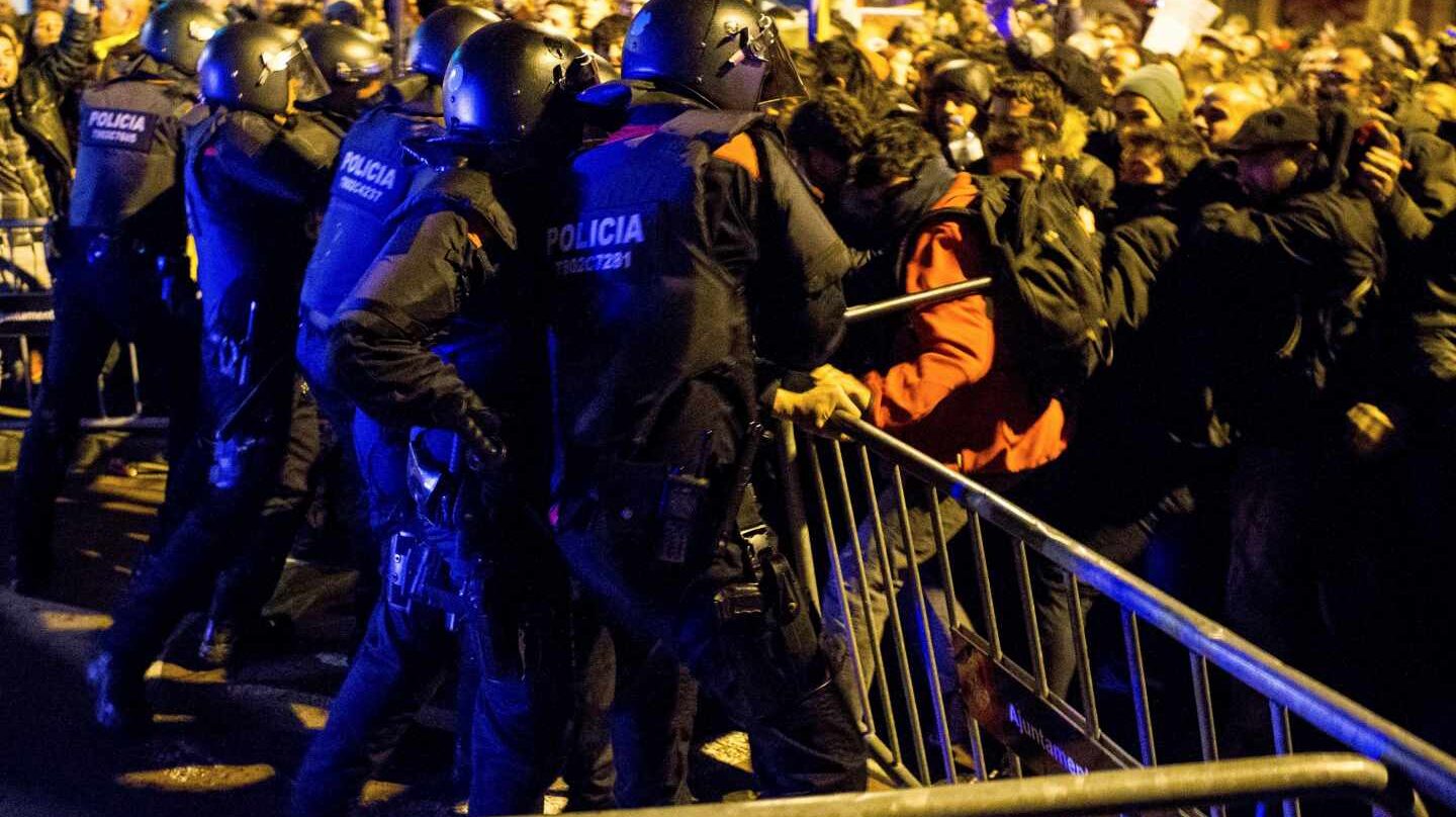 Los Mossos cargan contra los manifestantes en los alrededores del Palau de la Música.