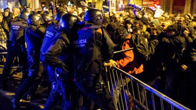 Cinco heridos y un detenido en las cargas de los Mossos para evitar el escrache al Rey