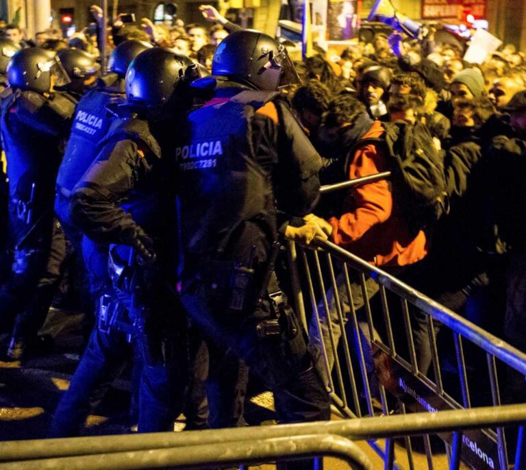 Cinco heridos y un detenido en las cargas de los Mossos para evitar el escrache al Rey