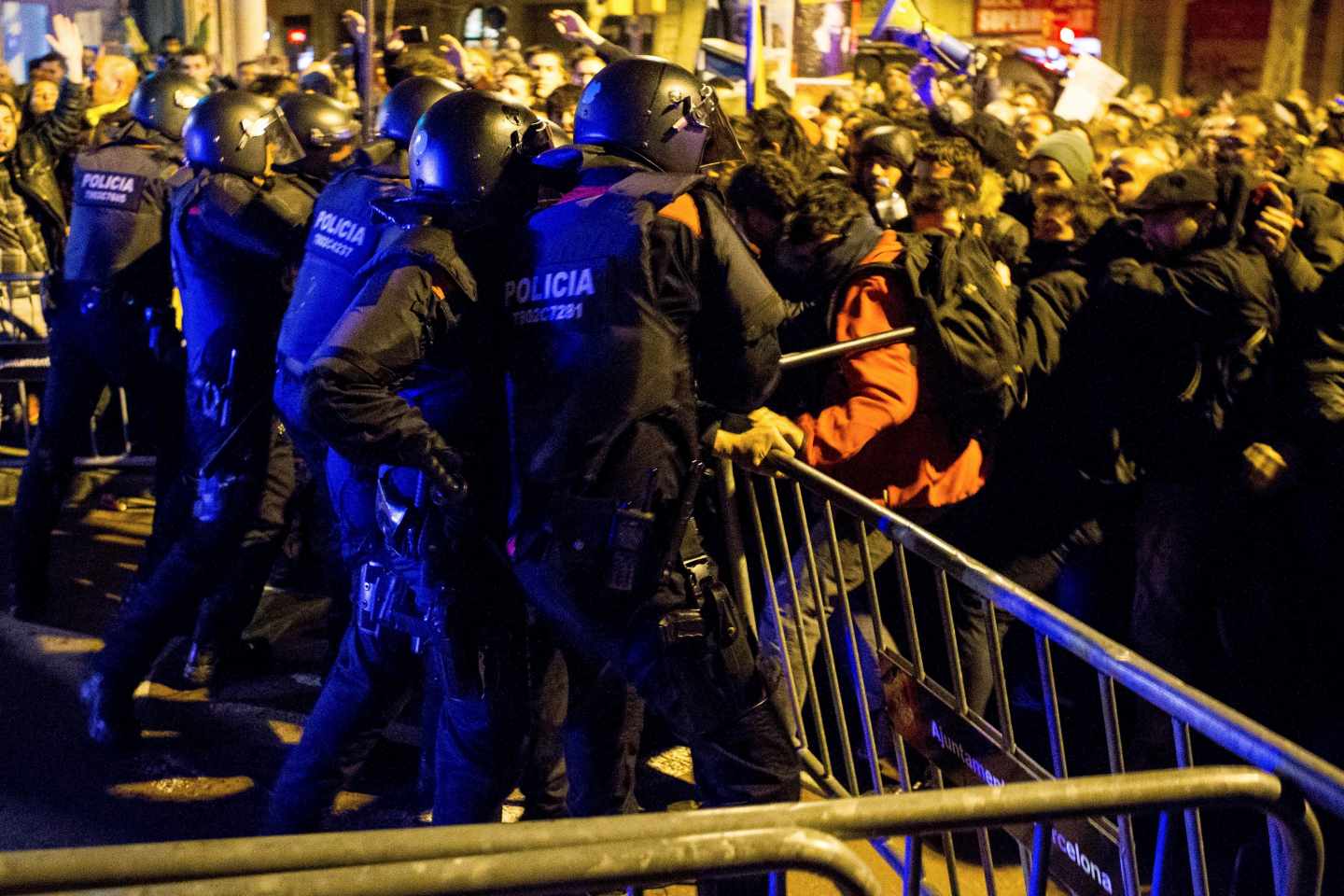 Los Mossos cargan contra los manifestantes en los alrededores del Palau de la Música.