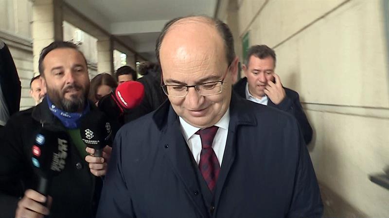 El presidente del Sevilla FC, José Castro, tras declarar este lunes ante la juez.