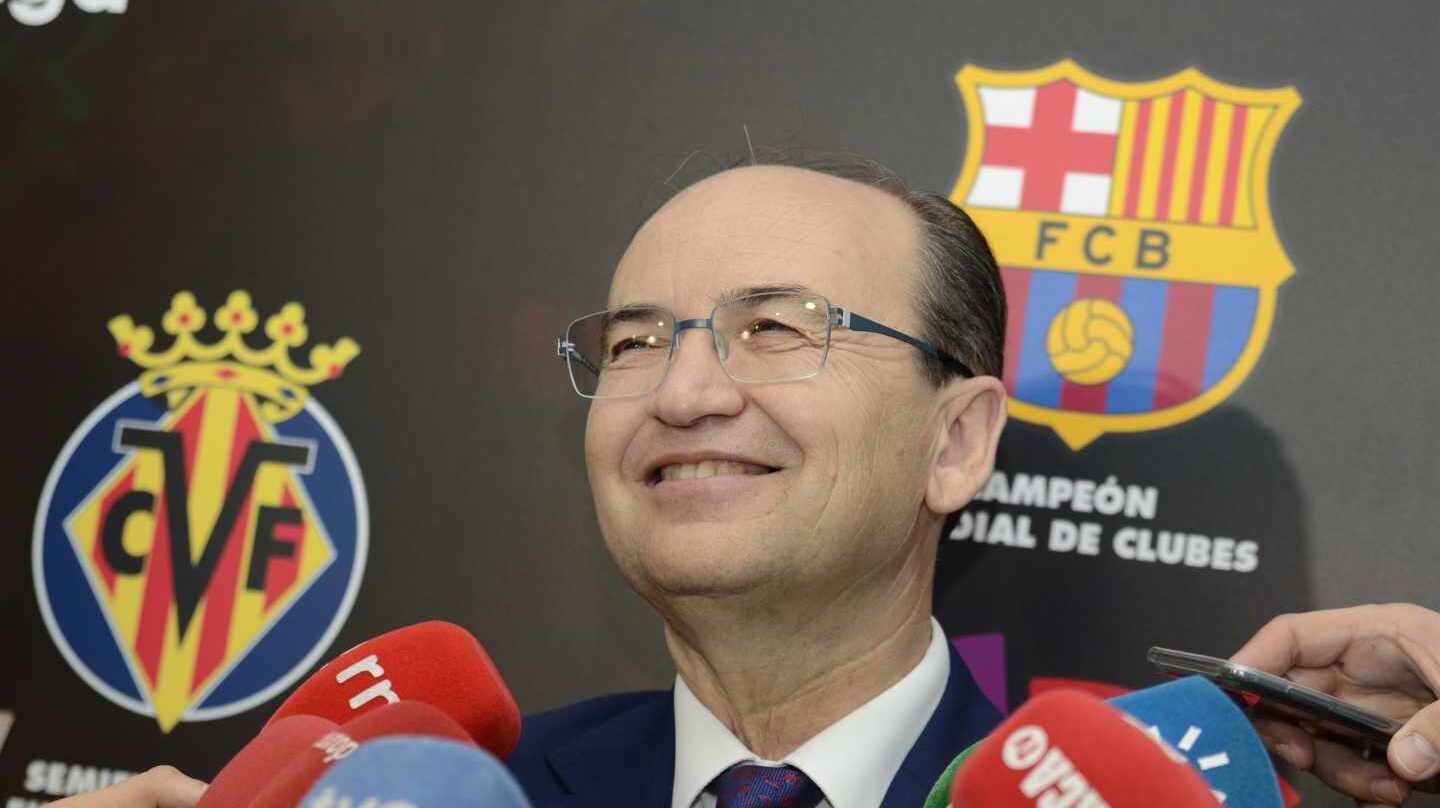 El presidente del Sevilla FC, José Castro, atiende a los periodistas en la sede de La Liga.