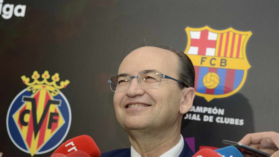 El presidente del Sevilla FC, José Castro, atiende a los periodistas en la sede de La Liga.