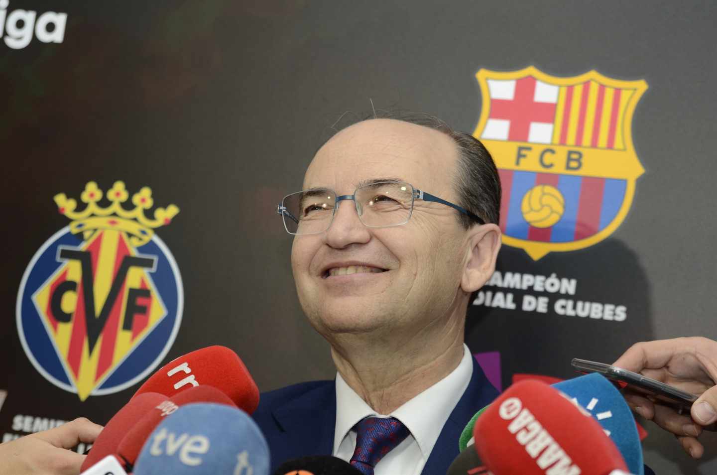 El presidente del Sevilla FC, José Castro, atiende a los periodistas en la sede de La Liga.