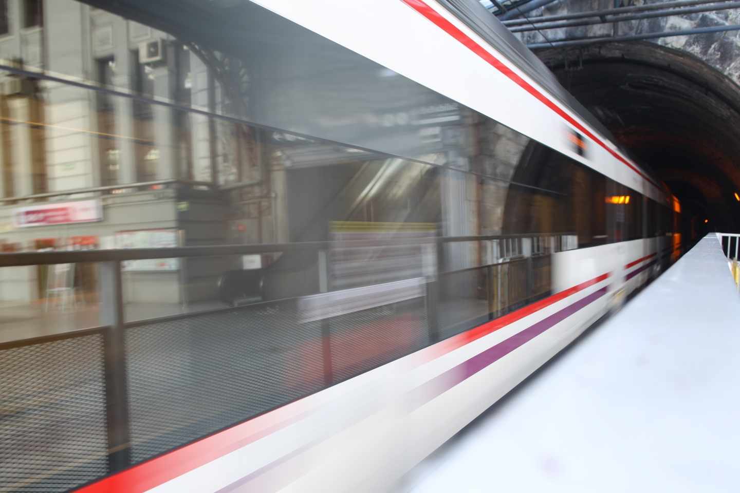 Un tren de Cercanías entra en un túnel, en la Comunidad de Madrid.