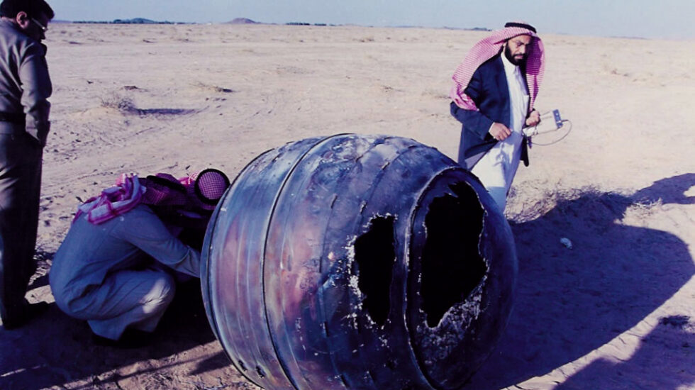 Restos de un cohete Delta 2 caídos en Arabia Saudí en 2001.