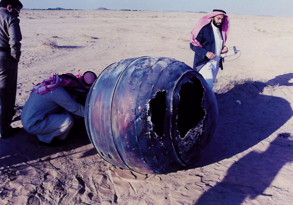 Restos de un cohete Delta 2 caídos en Arabia Saudí en 2001.