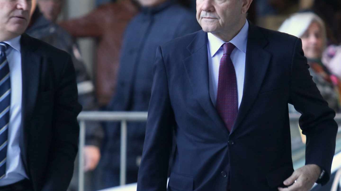Manuel Chaves, junto a su abogado, dirigiéndose a la Audiencia de Sevilla para una sesión del juicio del 'caso ERE'.