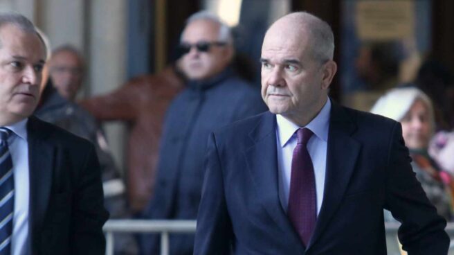chaves Manuel Chaves, junto a su abogado, dirigiéndose a la Audiencia de Sevilla para una sesión del juicio del 'caso ERE'.