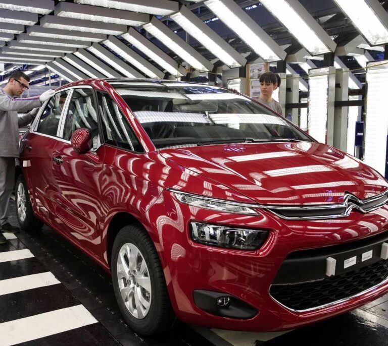 PSA Vigo negocia un ERTE tras las paradas provocadas por falta de microchips