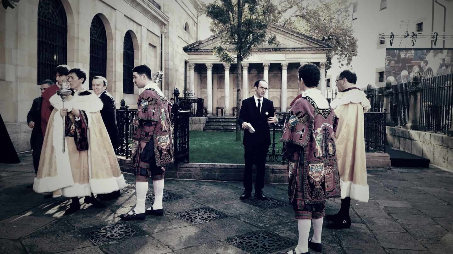 Alabaderos vestidos con trajes de la época de los fueros, junto al árbol de Gernika.