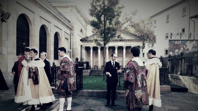 concierto_economico_vasco Alabaderos vestidos con trajes de la época de los fueros, junto al árbol de Gernika.