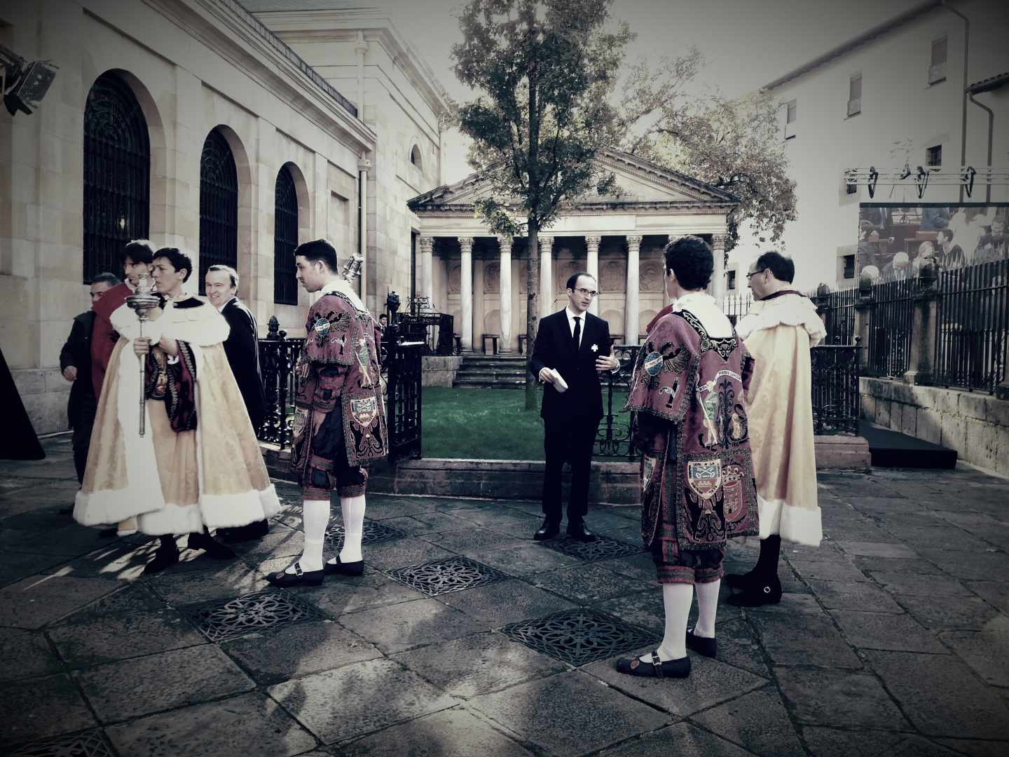 Alabaderos vestidos con trajes de la época de los fueros, junto al árbol de Gernika.