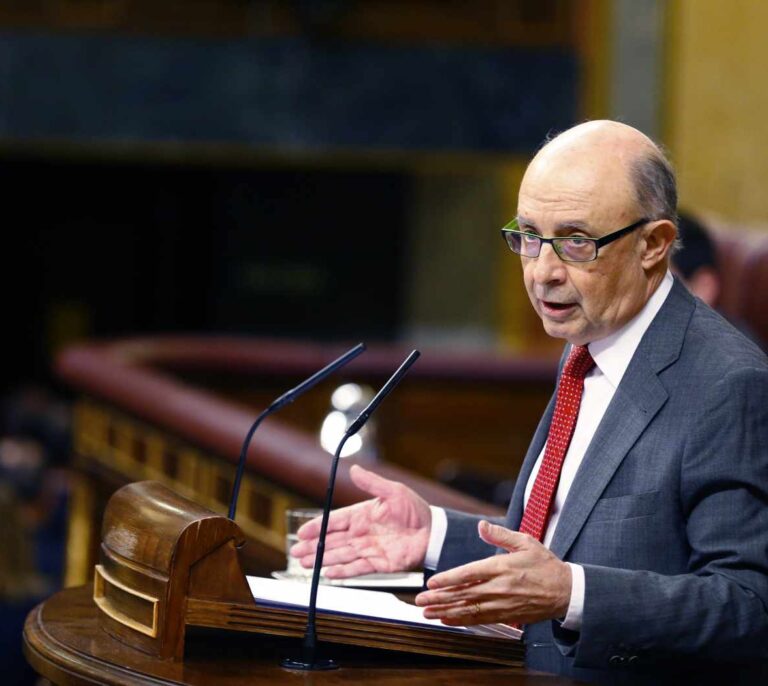 El Gobierno devuelve a los funcionarios catalanes el 20% restante de la extra de 2012