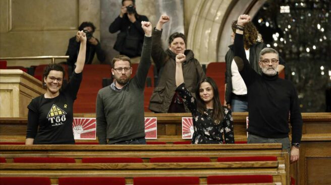 Los diputados de la CUP en el Parlament, con el puño levantado durante el pleno aplazado la pasada semana.