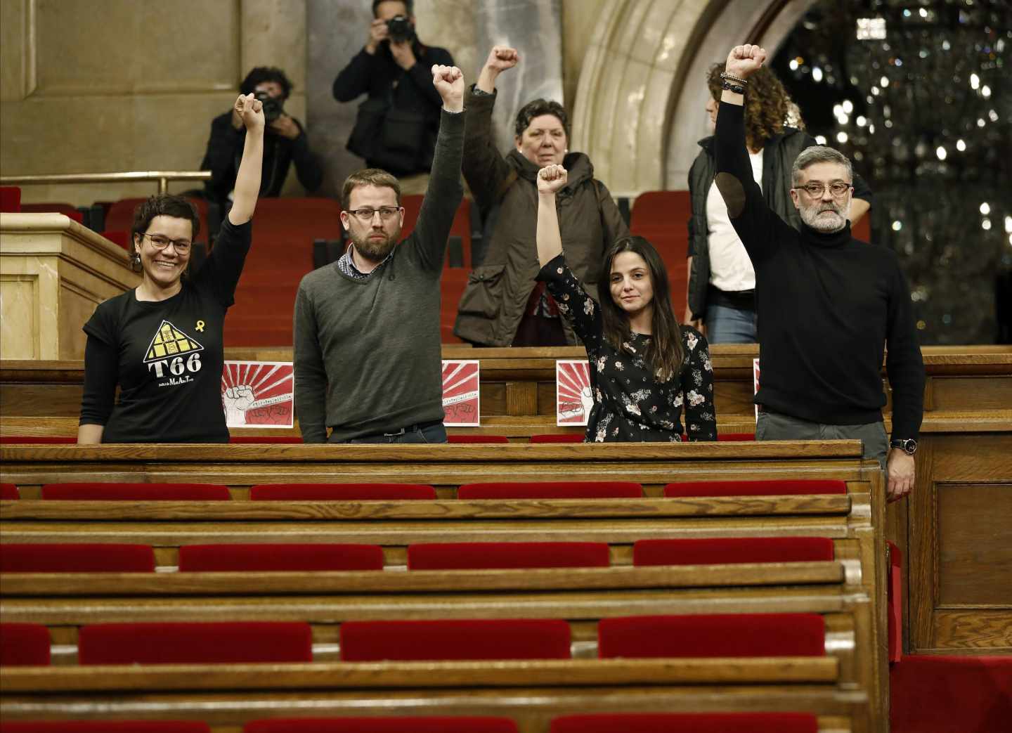 Los diputados de la CUP en el Parlament, con el puño levantado durante el pleno aplazado la pasada semana.