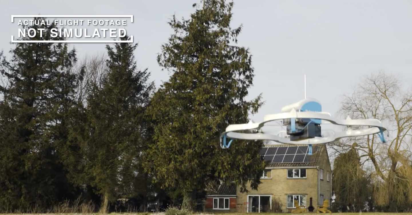 Dron en una entrega piloto de Amazon