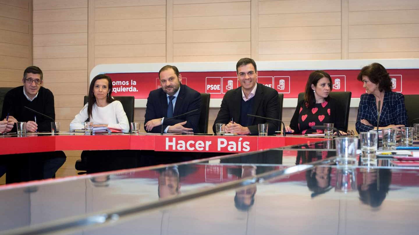 El secretario general del PSOE, Pedro Sánchez, junto a la vicesecretaria general, Adriana Lastra, el secretario de Área de Organización, José Luis Ábalos, Patxi López, Beatriz Corredor y Carmen Calvo.