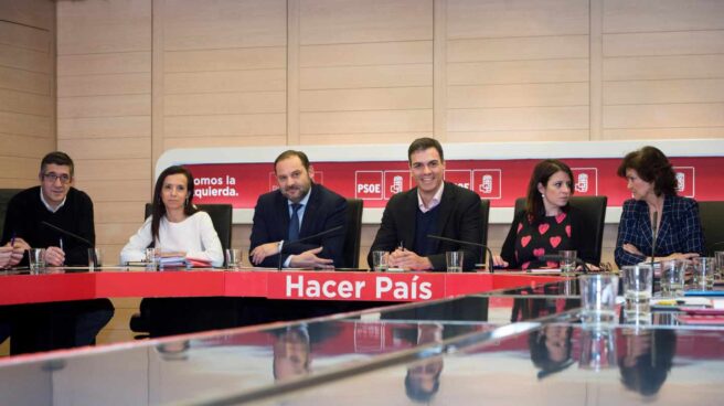 El secretario general del PSOE, Pedro Sánchez, junto a la vicesecretaria general, Adriana Lastra, el secretario de Área de Organización, José Luis Ábalos, Patxi López, Beatriz Corredor y Carmen Calvo.