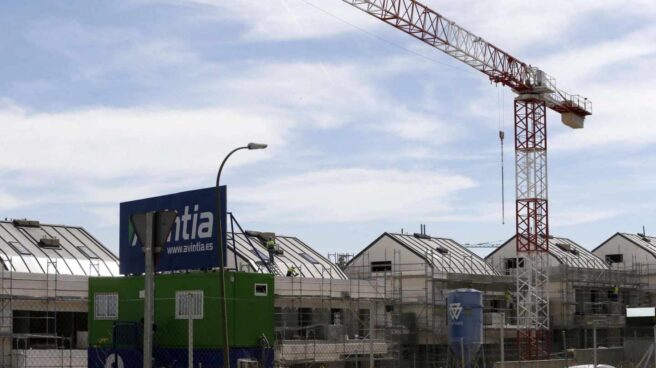 construccion_inmobiliario La economía se sostiene con más 'ladrillo' y una industria en plena frenada