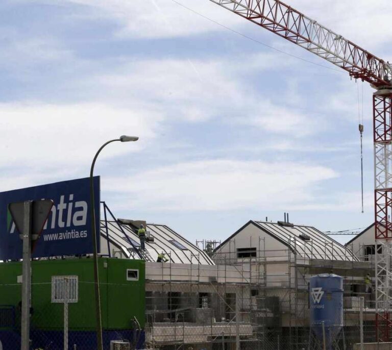 La economía española se sostiene con más 'ladrillo' en plena frenada de la industria