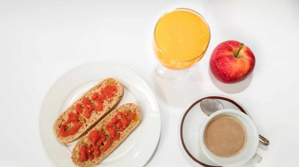 Desayuno saludable y el mejor según los expertos: variado, con tostadas (hidratos), fruta, lácteos y un poco de aceite