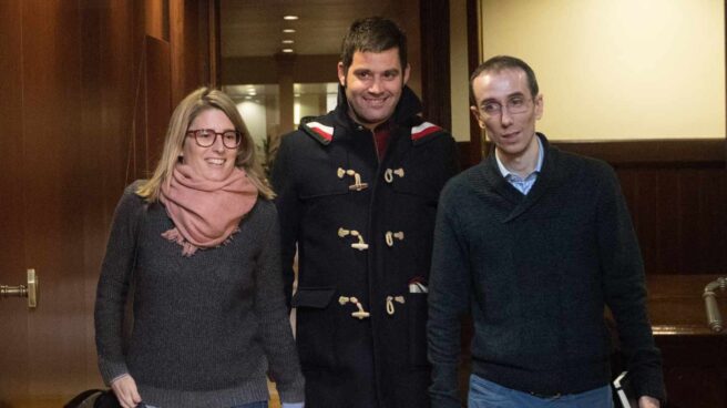 Elsa Artadi, junto a sus asesores este jueves en el Parlament.