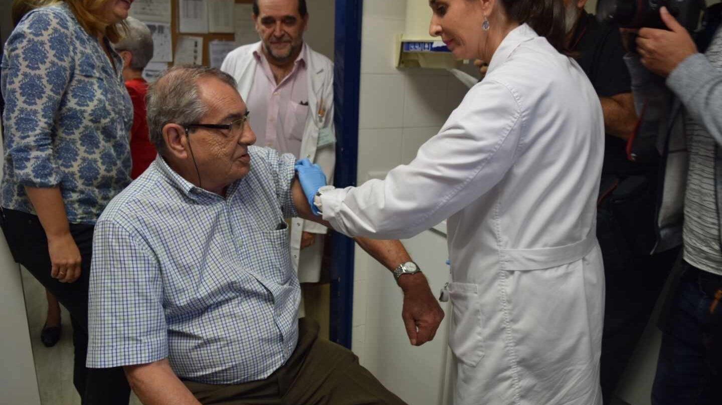 Un señor se vacuna de la gripe en Málaga.