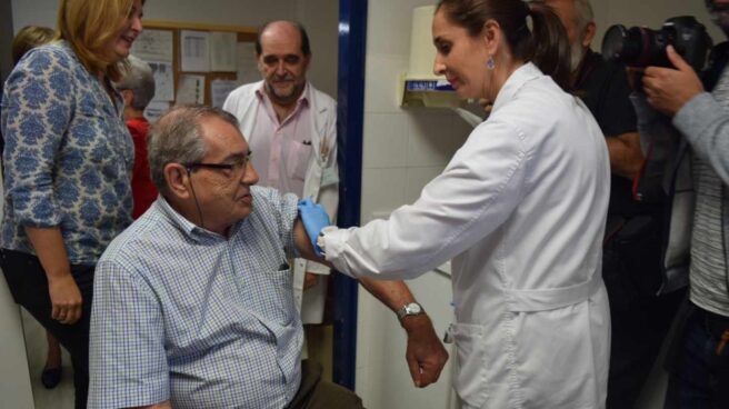 Un señor se vacuna de la gripe en Málaga.