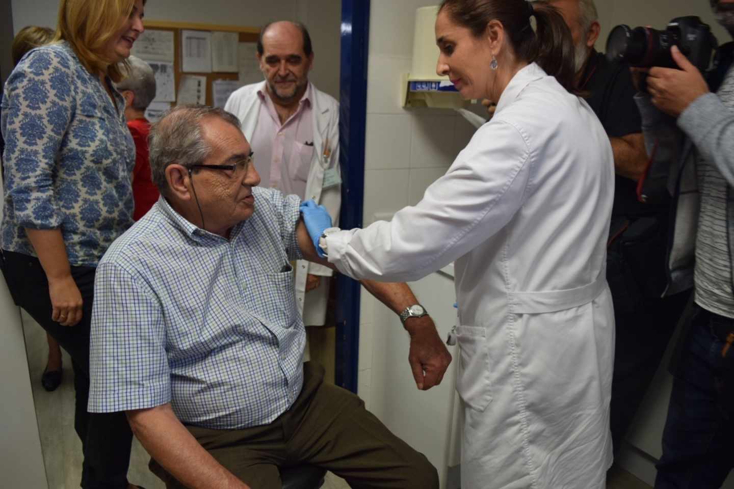 Un señor se vacuna de la gripe en Málaga.