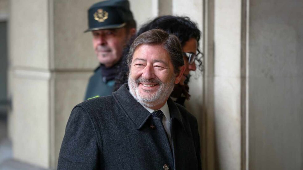 Javier Guerrero, ex director general de Trabajo y Seguridad Social, llegando este lunes a la Audiencia de Sevilla para el juicio del 'caso ERE'.