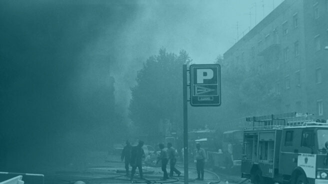 Los bomberos, trabajando en el aparcamiento de Hipercor tras hacer estallar ETA el coche-bomba el 19 de junio de 1987.