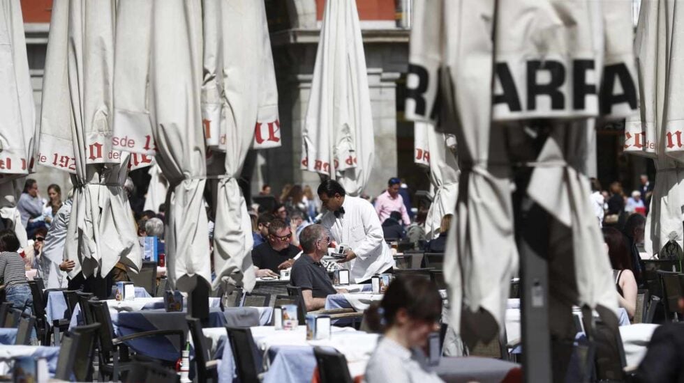 Un camarero trabaja en una de las terrazas de la Plaza Mayor de Madrid.