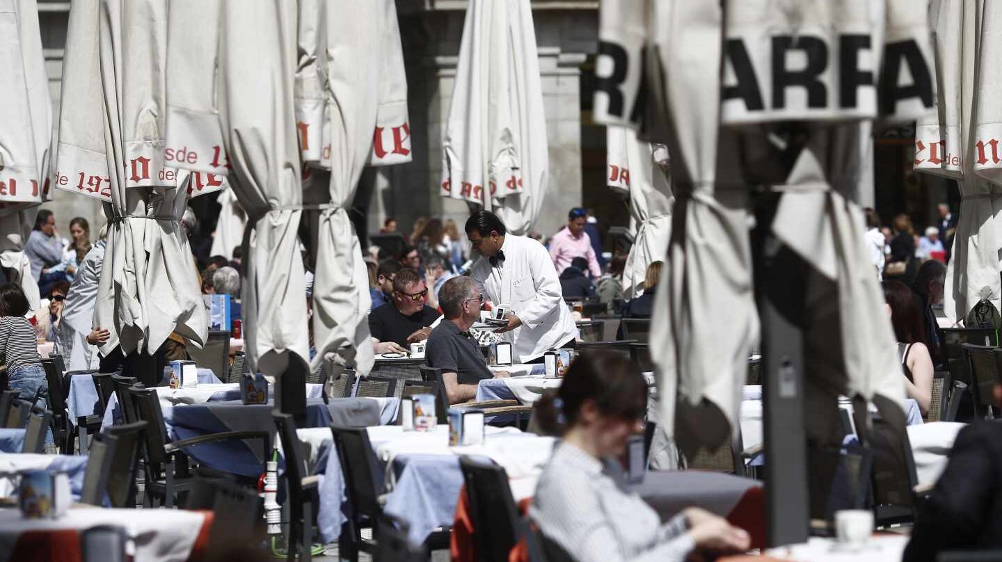 Un camarero trabaja en una de las terrazas de la Plaza Mayor de Madrid.