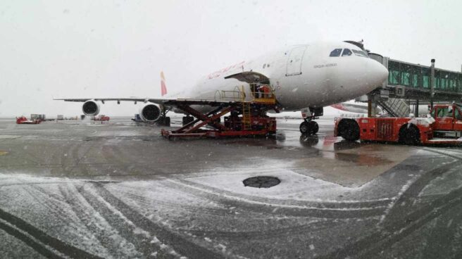 Caos por el temporal de nieve: vuelos cancelados, 350 carreteras afectadas, cortes de líneas de tren…