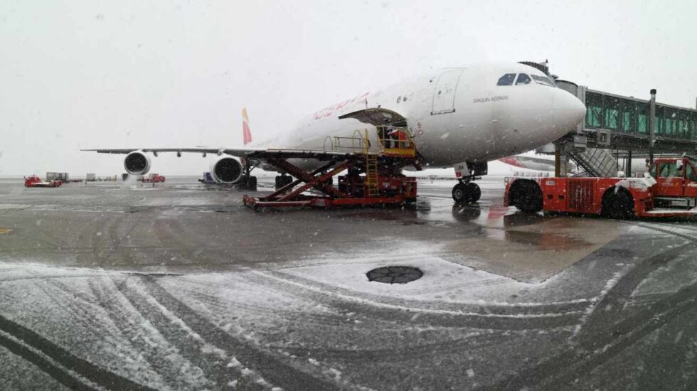 Un avión en el aeropuerto de Barajas en pleno temporal de nieve.